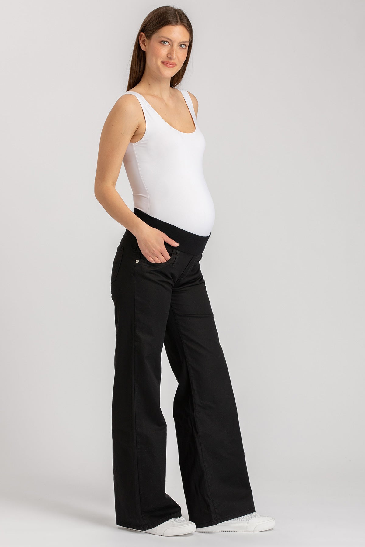 Pantaloni premaman neri a gamba larga con fascia elastica indossati da donna incinta