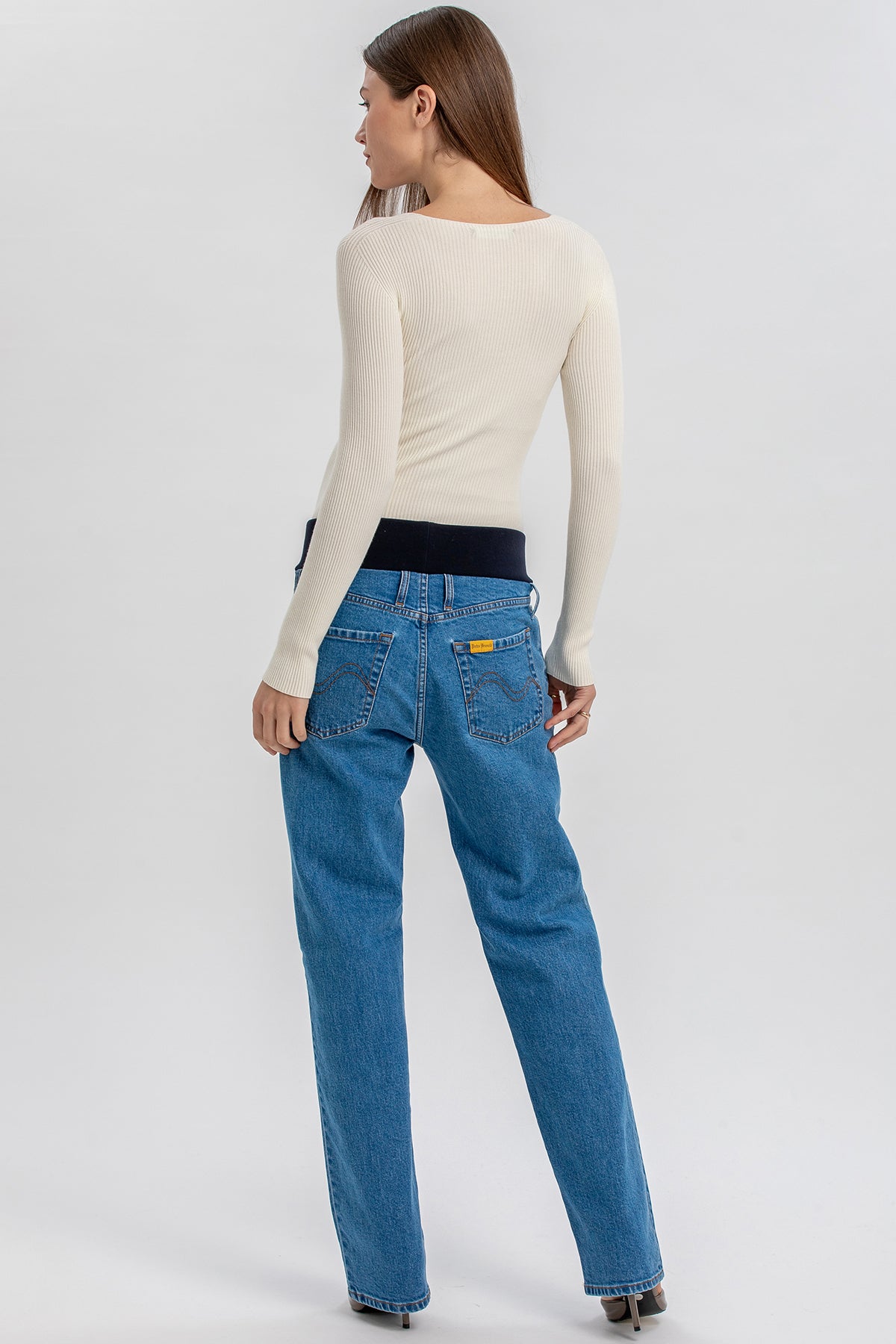 Jeans premaman blu dal taglio dritto e vestibilità comoda, abbinati a maglia con scollo a V.
