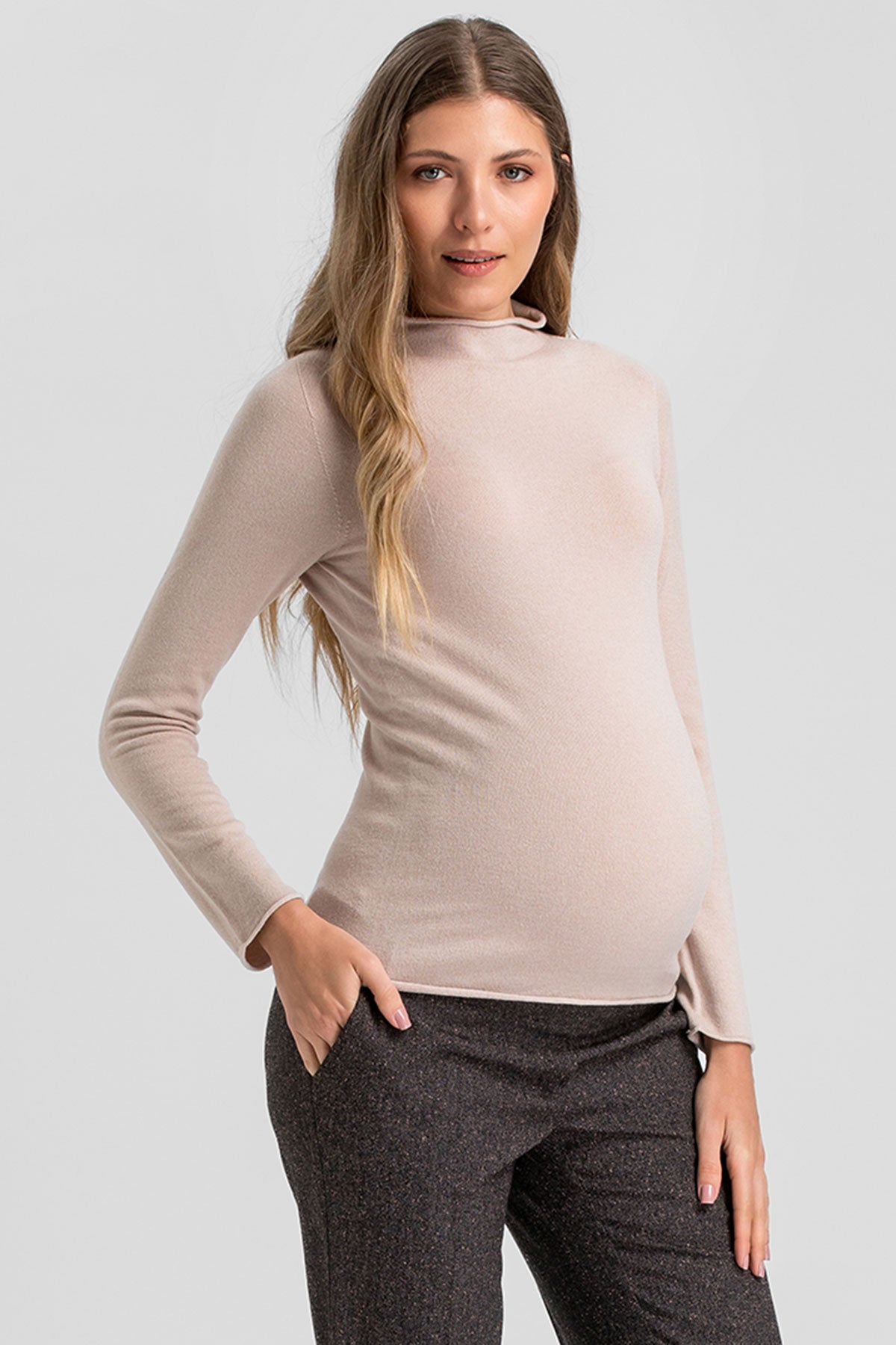 Maglia premaman beige elegante con collo a lupetto.