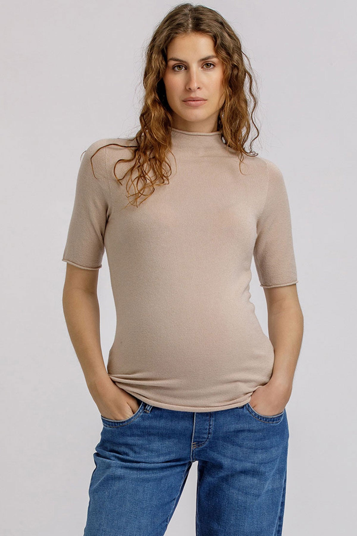 Maglia premaman beige aderente in morbida maglia