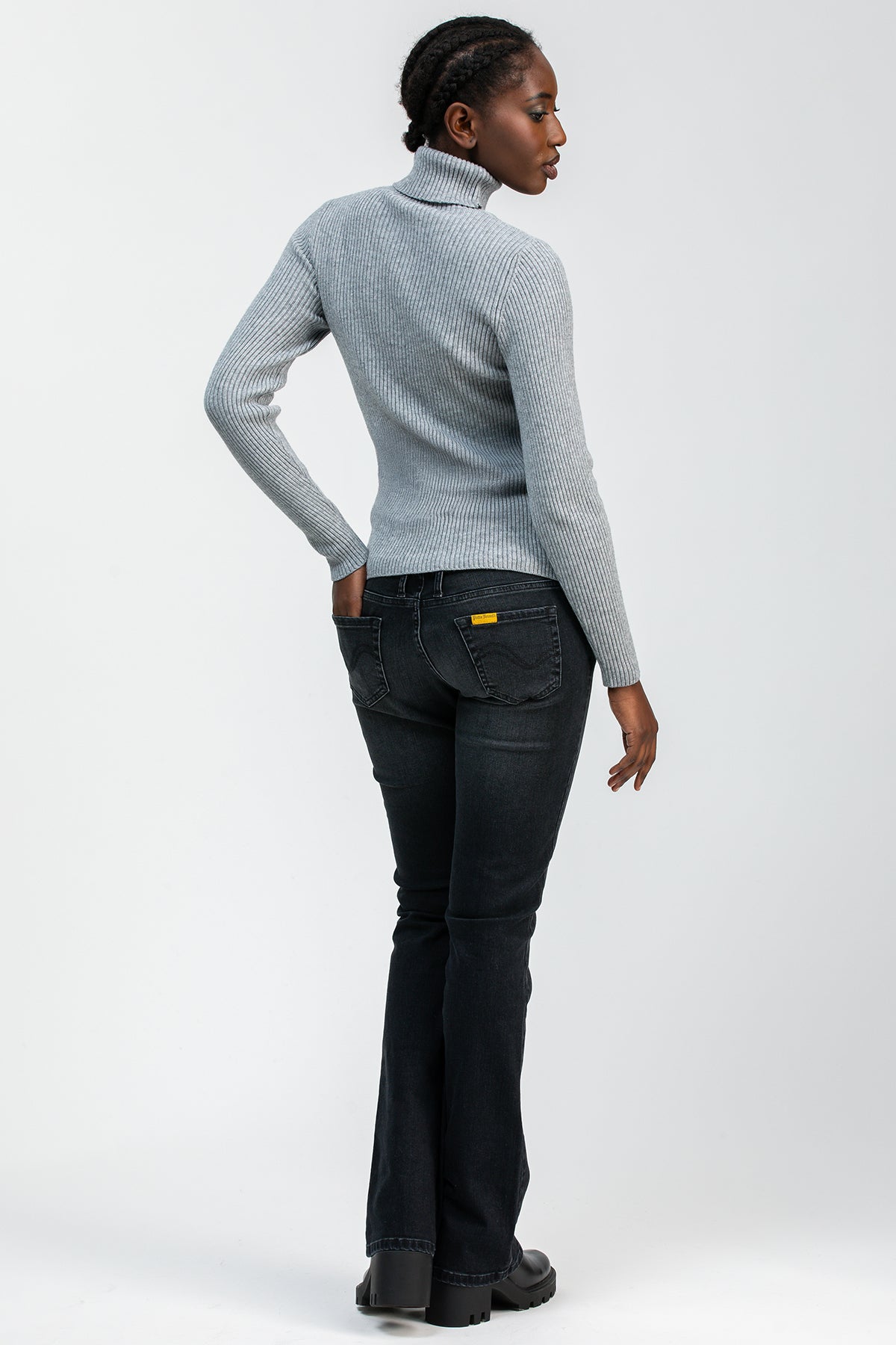 Fitted grey maternity sweater with long sleeves.
