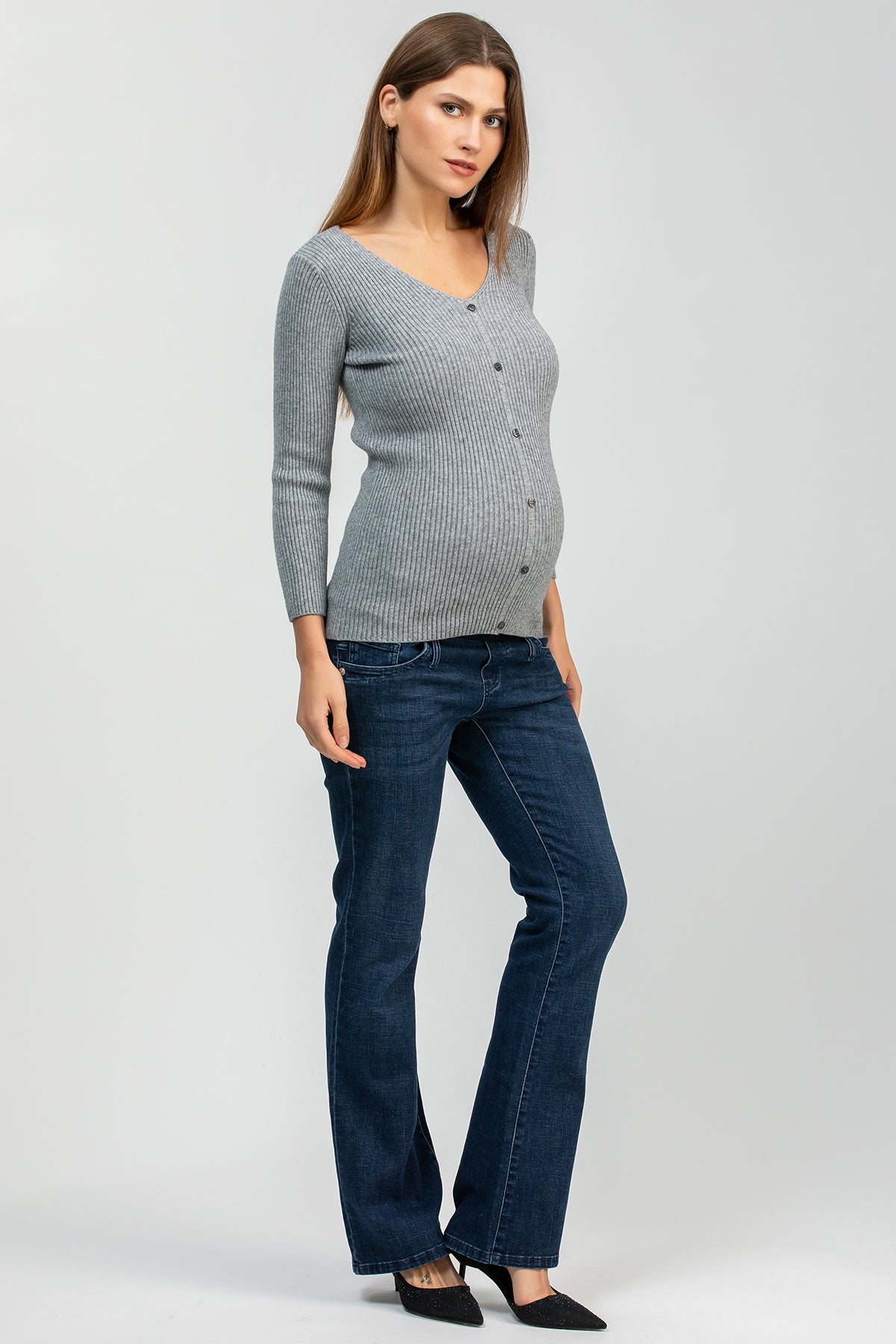 Cardigan premaman grigio a costine con bottoni.