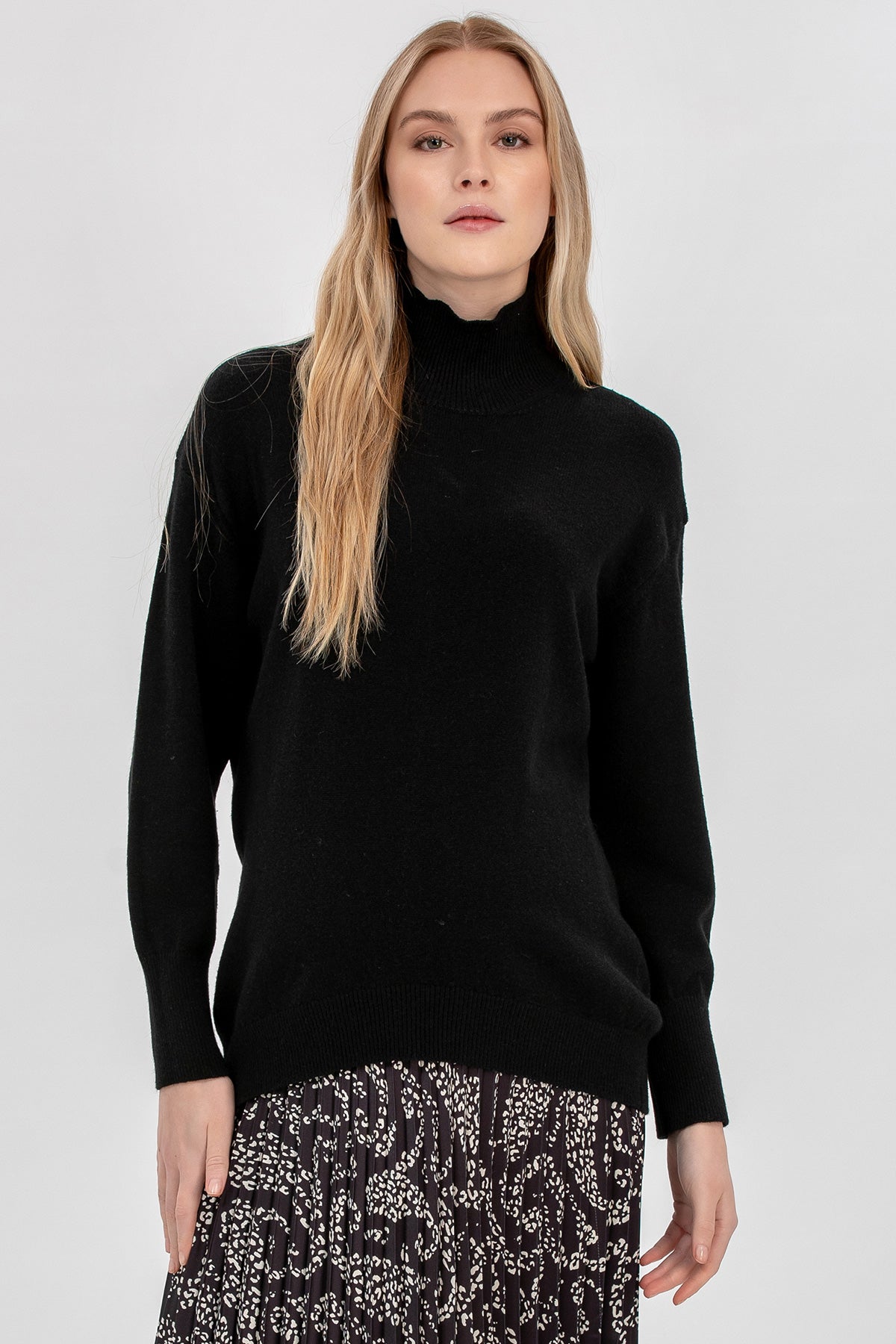 REGINA | Maglia Premaman Nera con Collo a Lupetto