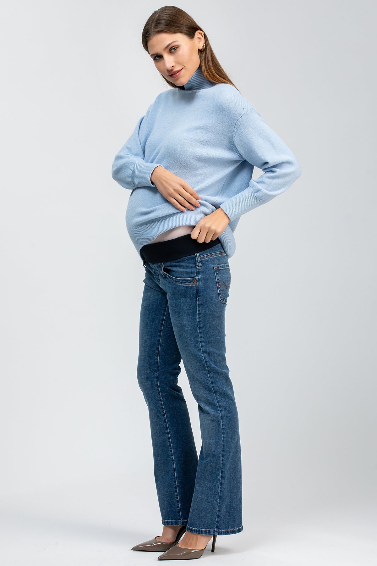 Maglione premaman azzurro a maniche lunghe.