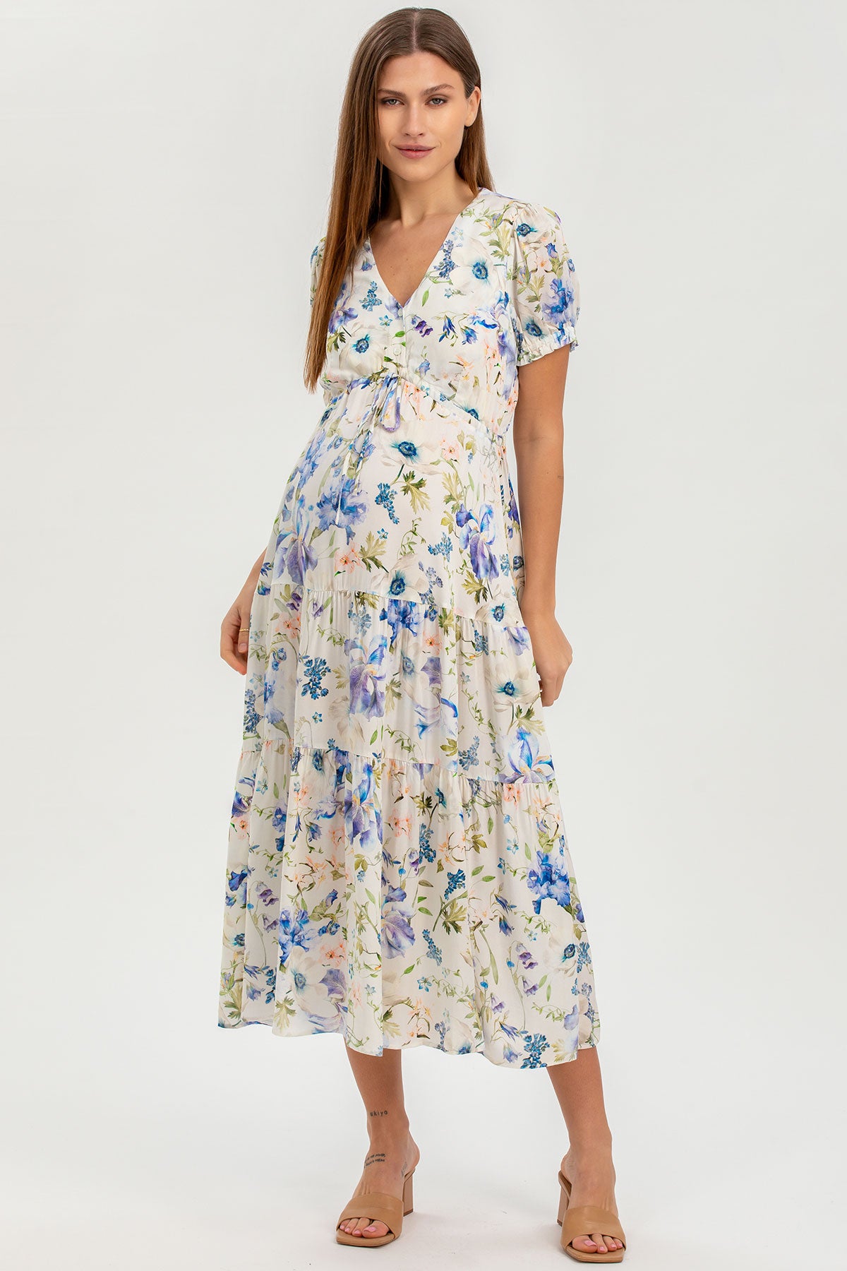 Abito premaman elegante a fiori con scollo a V e maniche corte, tessuto leggero bianco.