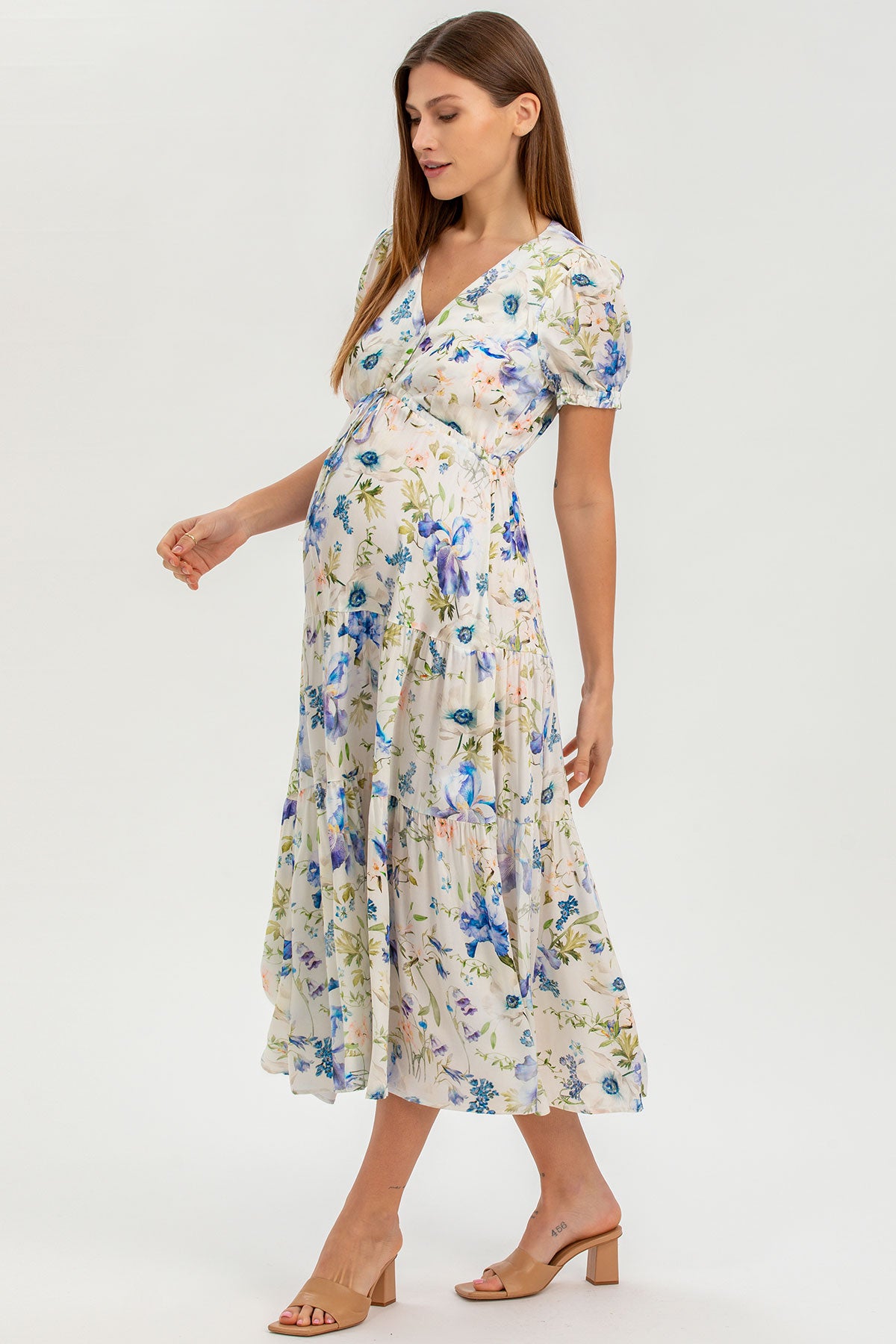 Vestito premaman floreale elegante a maniche corte, donna incinta in posa su sfondo chiaro