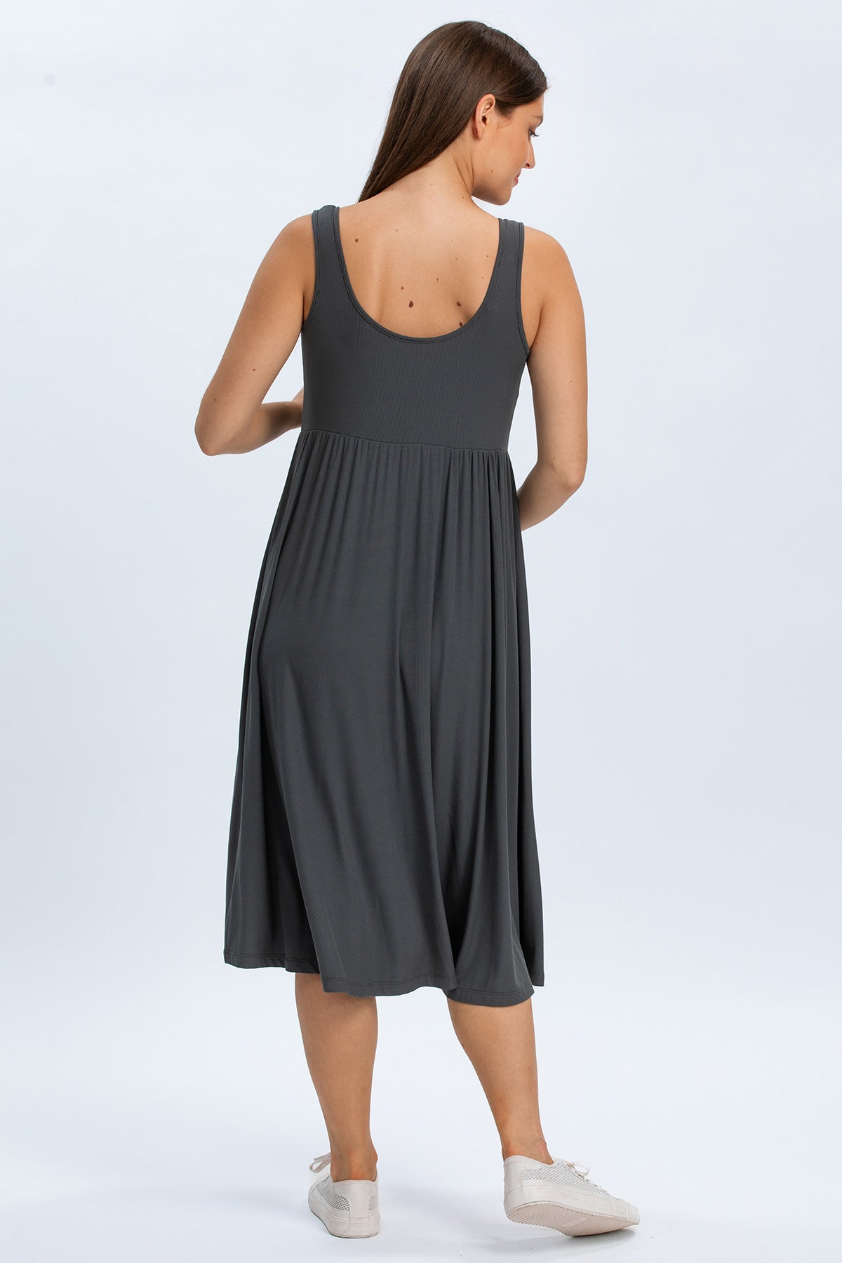 Vestito premaman senza maniche grigio, taglio morbido, donna di spalle