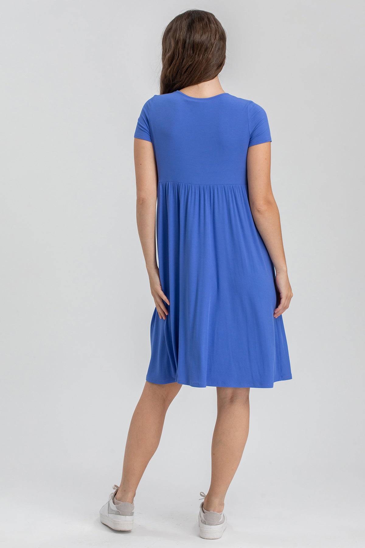 Vestito premaman blu a mezza manica, comodo e ampio, visto da dietro
