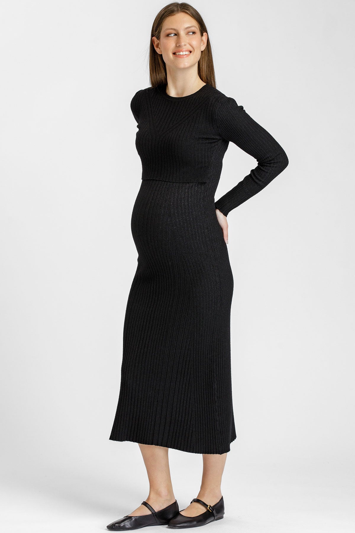 Abito premaman e allattamento nero in maglia a costine. Modello midi aderente con apertura discreta per allattare. Made in Italy. 