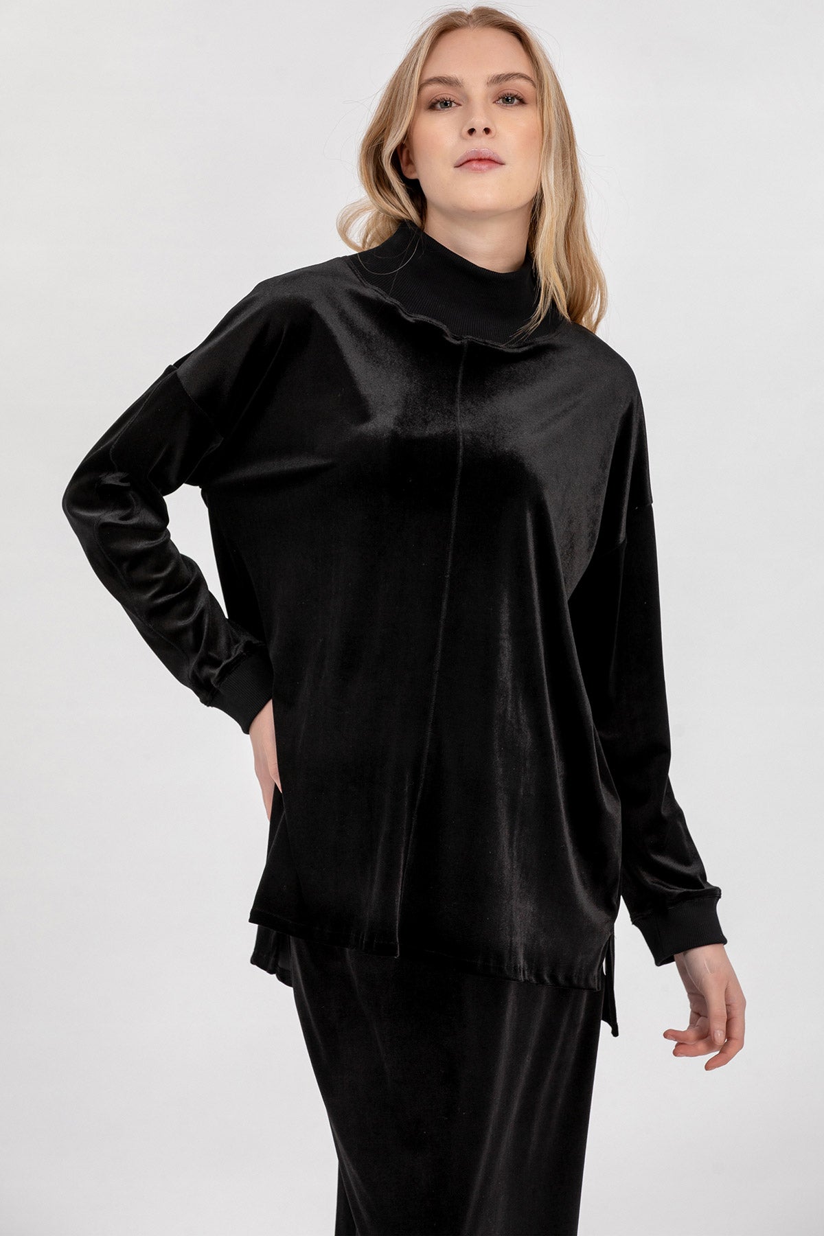 VALENTINA | Top a Collo Alto e Maniche Lunghe Premaman in Velluto Nero in tessuto non-trasparente, Tznius Maternity shirt, Modest maternity shirt