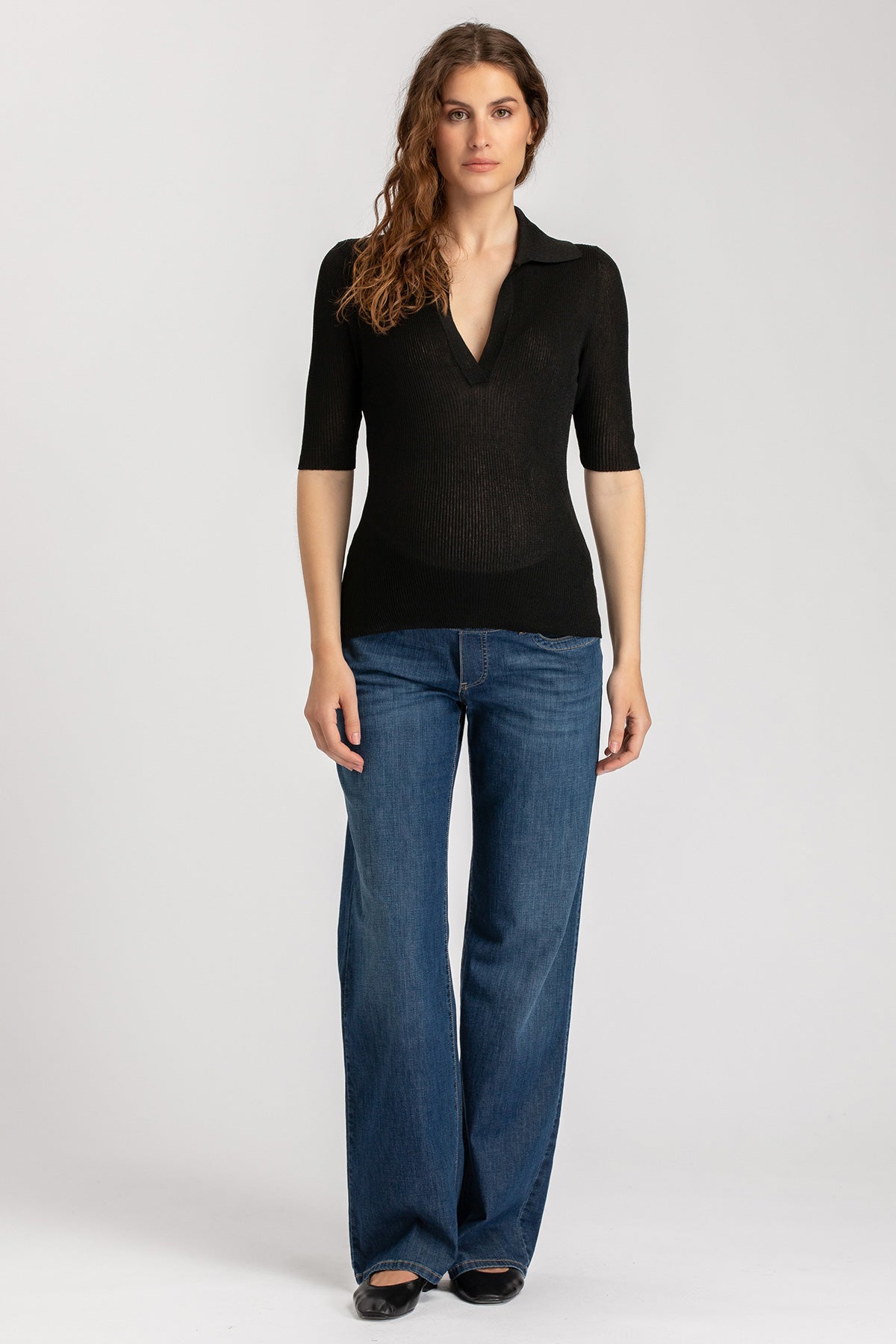 Maglia premaman nera manica corta, pantaloni jeans premaman donna, outfit gravidanza
