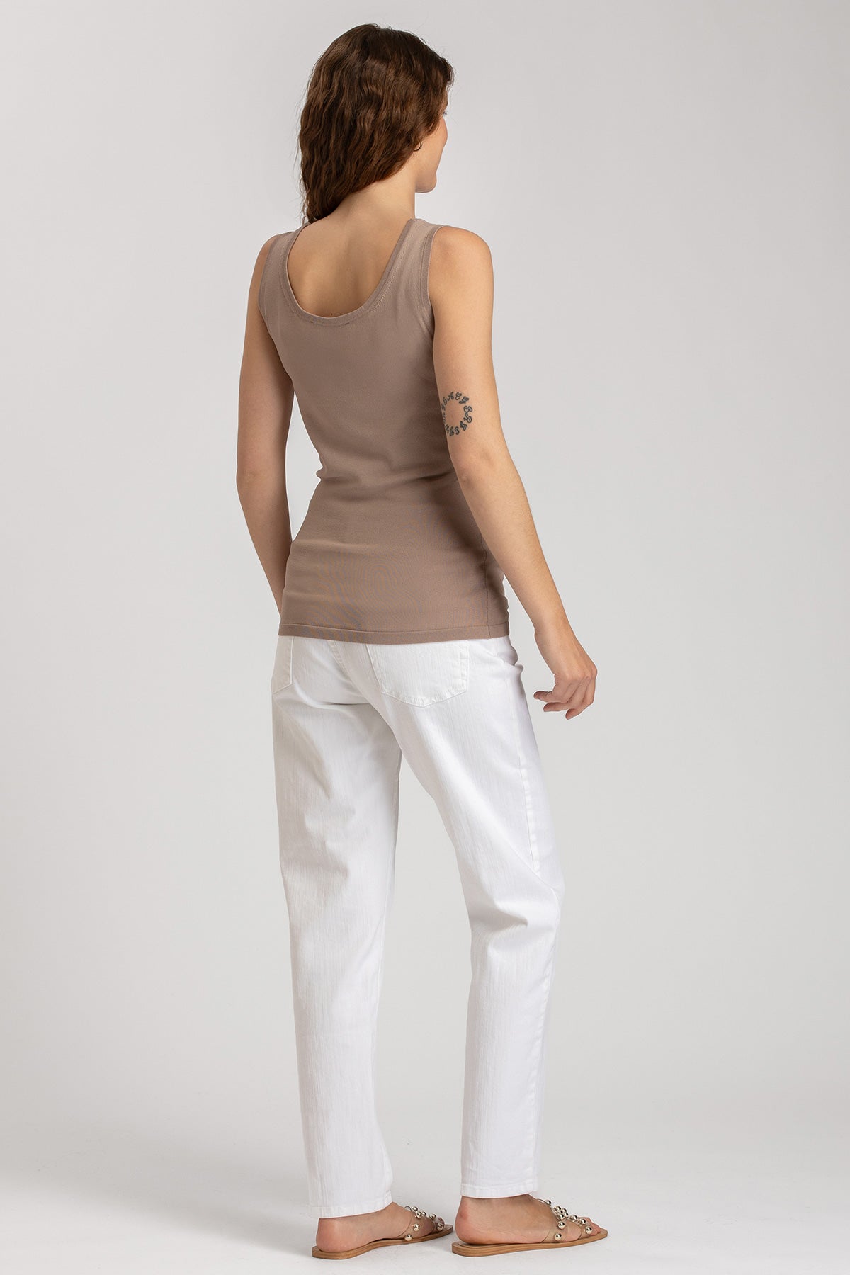 Pantaloni premaman bianchi e top smanicato beige, abbigliamento premaman elegante