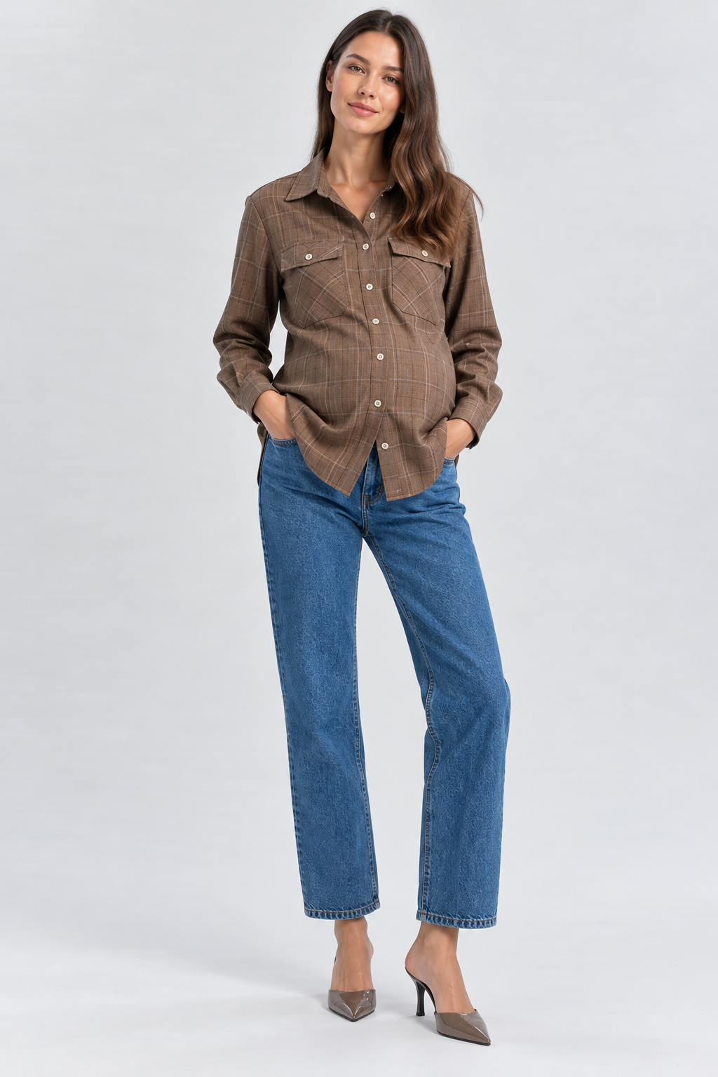 Donna di spalle con completo premaman marrone a quadri, pantaloni larghi eleganti