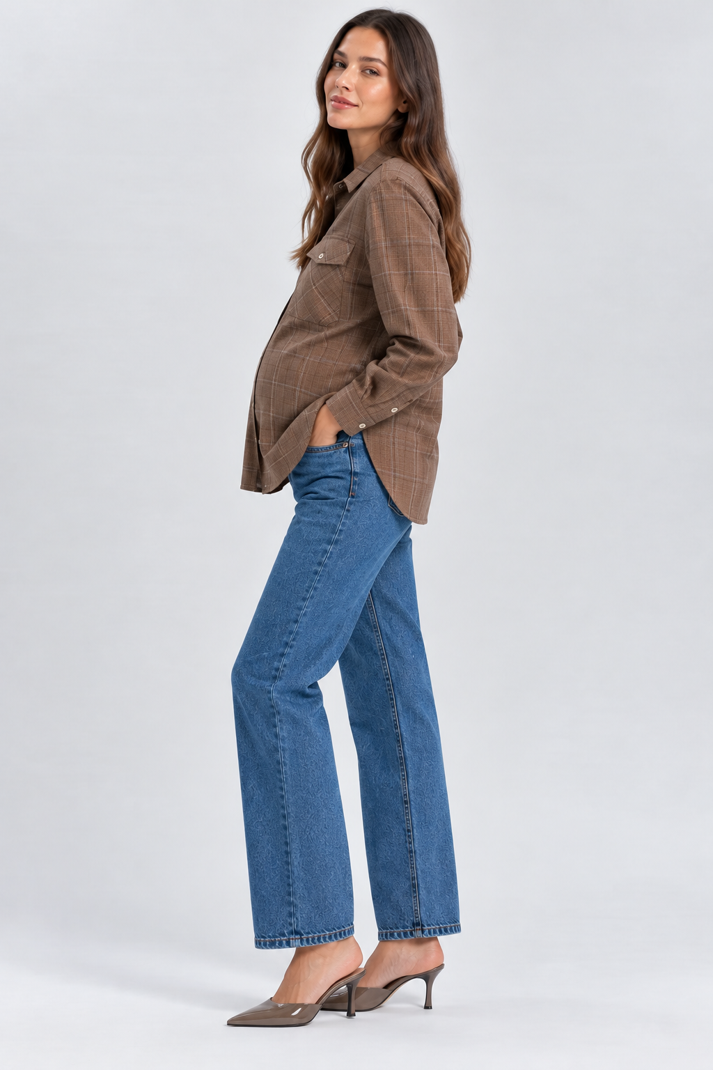 Completo premaman marrone a quadri, camicia e pantaloni eleganti, moda gravidanza donna.