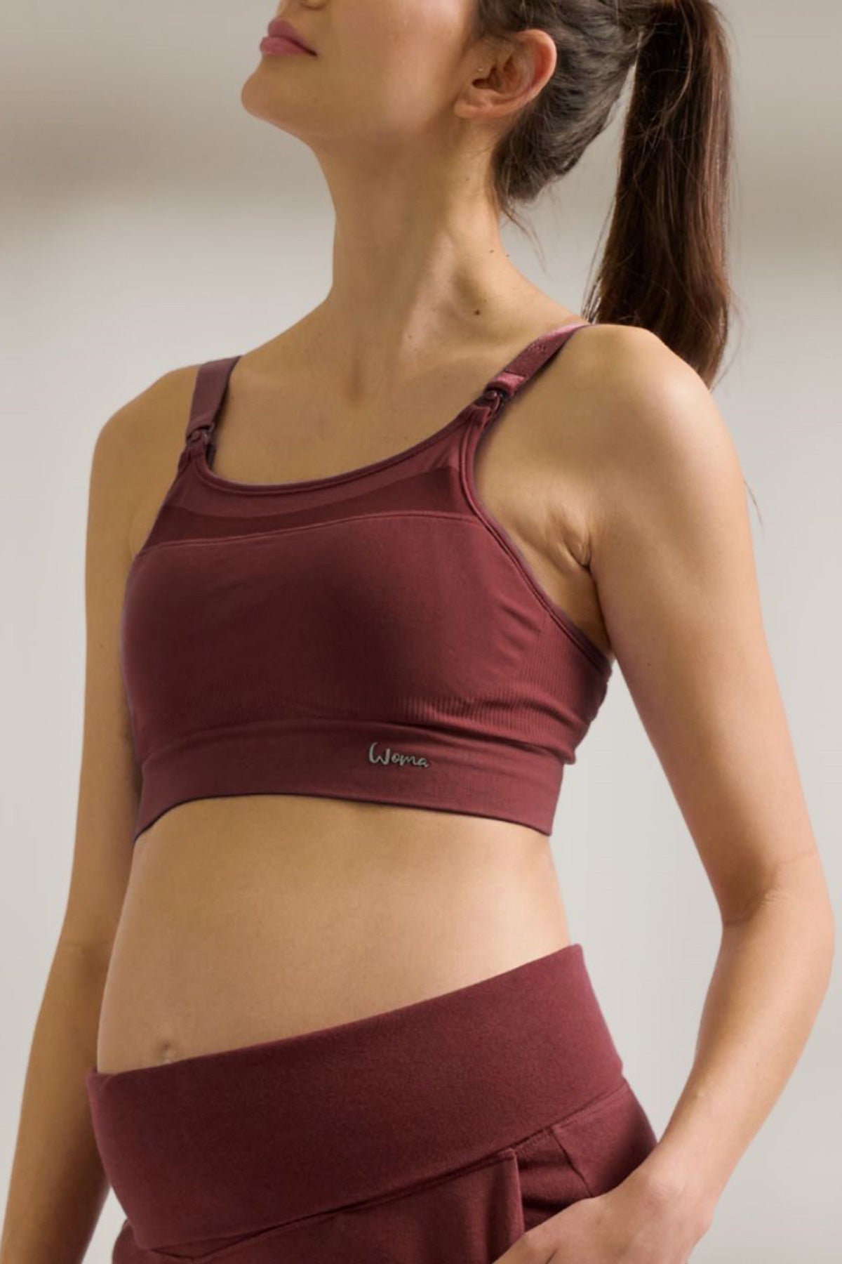 Top premaman bordeaux per gravidanza, donna incinta con abbigliamento premaman comodo