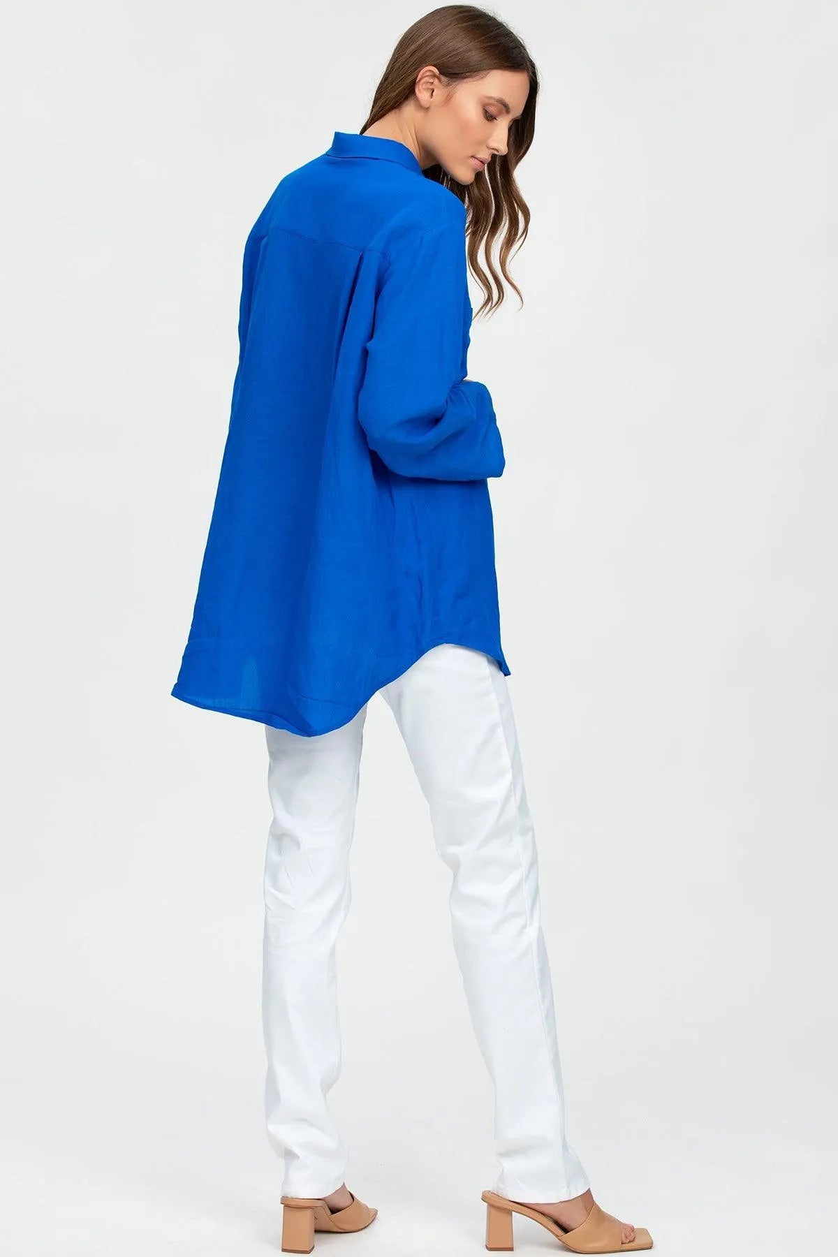 Camicia premaman blu elettrico con maniche lunghe e pantaloni bianchi eleganti